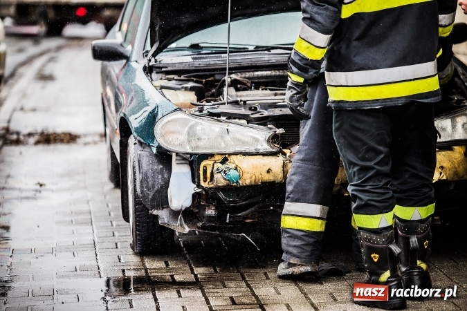 Zdjęcie w galerii na portalu naszraciborz.pl: Dwa groźne zdarzenia drogowe obok siebie na ulicy Kozielskiej w Raciborzu wiadomości z regionu