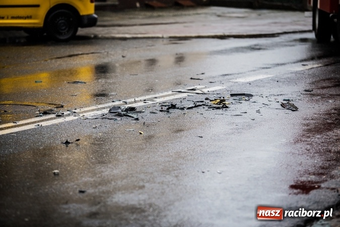 Zdjęcie w galerii na portalu naszraciborz.pl: Dwa groźne zdarzenia drogowe obok siebie na ulicy Kozielskiej w Raciborzu wiadomości z regionu