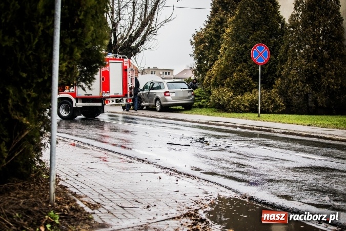 Zdjęcie w galerii na portalu naszraciborz.pl: Dwa groźne zdarzenia drogowe obok siebie na ulicy Kozielskiej w Raciborzu wiadomości z regionu