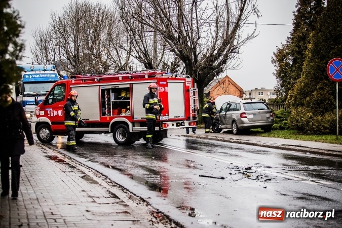 Zdjęcie w galerii na portalu naszraciborz.pl: Dwa groźne zdarzenia drogowe obok siebie na ulicy Kozielskiej w Raciborzu wiadomości z regionu