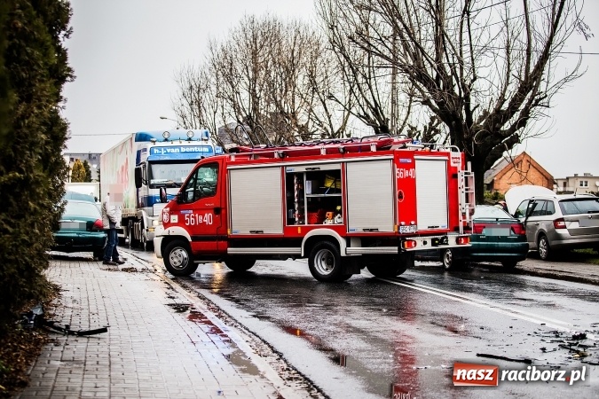 Zdjęcie w galerii na portalu naszraciborz.pl: Dwa groźne zdarzenia drogowe obok siebie na ulicy Kozielskiej w Raciborzu wiadomości z regionu