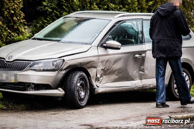 Zdjęcie w galerii na portalu naszraciborz.pl: Dwa groźne zdarzenia drogowe obok siebie na ulicy Kozielskiej w Raciborzu wiadomości z regionu