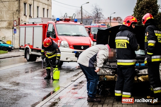 Zdjęcie w galerii na portalu naszraciborz.pl: Dwa groźne zdarzenia drogowe obok siebie na ulicy Kozielskiej w Raciborzu wiadomości z regionu