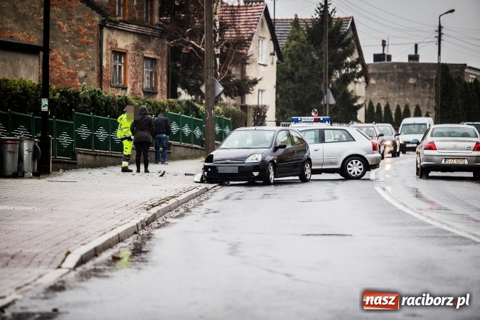 Zdjęcie w galerii na portalu naszraciborz.pl: Dwa groźne zdarzenia drogowe obok siebie na ulicy Kozielskiej w Raciborzu wiadomości z regionu