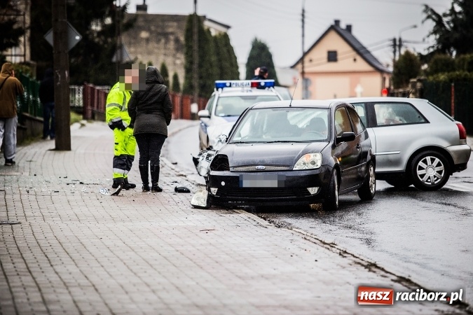 Zdjęcie w galerii na portalu naszraciborz.pl: Dwa groźne zdarzenia drogowe obok siebie na ulicy Kozielskiej w Raciborzu wiadomości z regionu