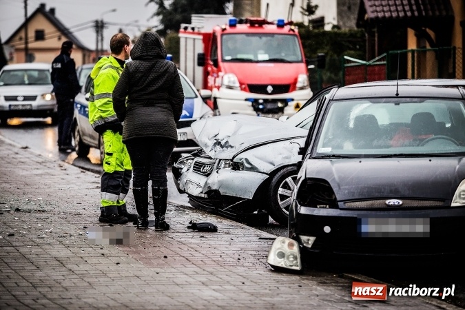 Zdjęcie w galerii na portalu naszraciborz.pl: Dwa groźne zdarzenia drogowe obok siebie na ulicy Kozielskiej w Raciborzu wiadomości z regionu