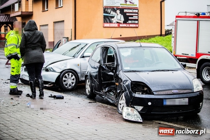 Zdjęcie w galerii na portalu naszraciborz.pl: Dwa groźne zdarzenia drogowe obok siebie na ulicy Kozielskiej w Raciborzu wiadomości z regionu