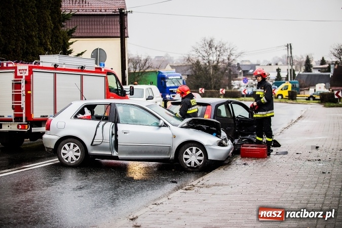Zdjęcie w galerii na portalu naszraciborz.pl: Dwa groźne zdarzenia drogowe obok siebie na ulicy Kozielskiej w Raciborzu wiadomości z regionu