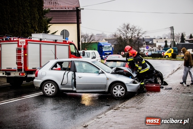 Zdjęcie w galerii na portalu naszraciborz.pl: Dwa groźne zdarzenia drogowe obok siebie na ulicy Kozielskiej w Raciborzu wiadomości z regionu
