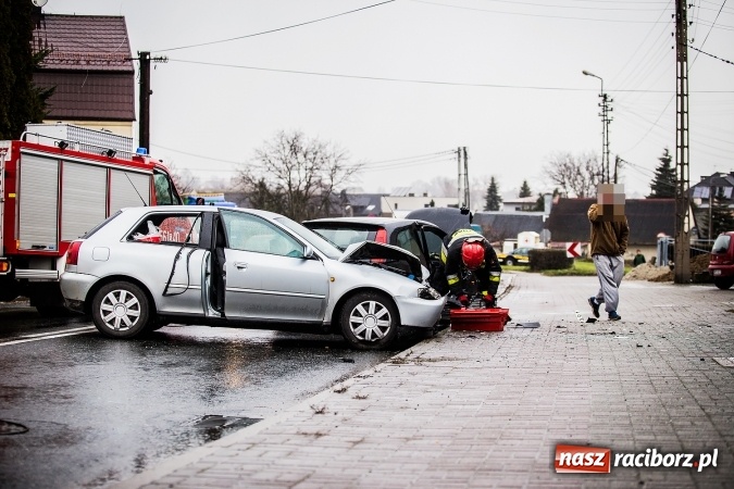 Zdjęcie w galerii na portalu naszraciborz.pl: Dwa groźne zdarzenia drogowe obok siebie na ulicy Kozielskiej w Raciborzu wiadomości z regionu