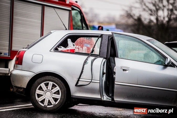Zdjęcie w galerii na portalu naszraciborz.pl: Dwa groźne zdarzenia drogowe obok siebie na ulicy Kozielskiej w Raciborzu wiadomości z regionu