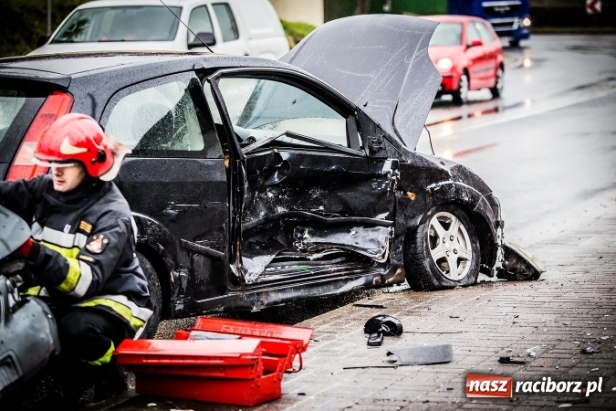 Zdjęcie w galerii na portalu naszraciborz.pl: Dwa groźne zdarzenia drogowe obok siebie na ulicy Kozielskiej w Raciborzu wiadomości z regionu