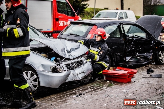 Zdjęcie w galerii na portalu naszraciborz.pl: Dwa groźne zdarzenia drogowe obok siebie na ulicy Kozielskiej w Raciborzu wiadomości z regionu