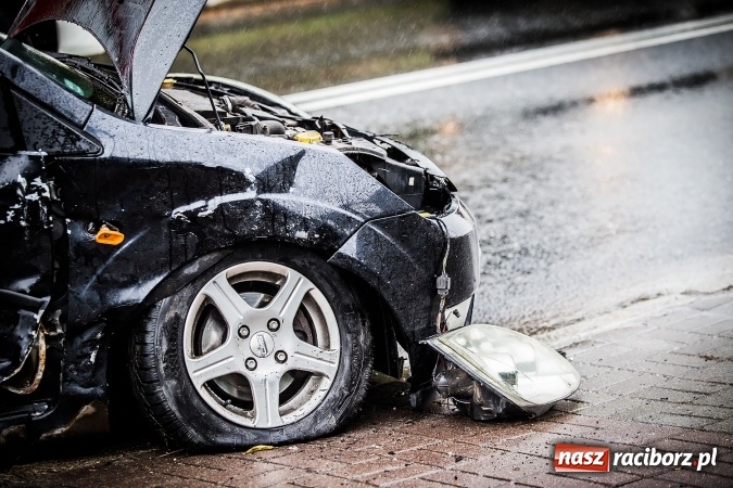 Zdjęcie w galerii na portalu naszraciborz.pl: Dwa groźne zdarzenia drogowe obok siebie na ulicy Kozielskiej w Raciborzu wiadomości z regionu