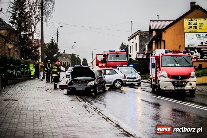 Zdjęcie w galerii na portalu naszraciborz.pl: Dwa groźne zdarzenia drogowe obok siebie na ulicy Kozielskiej w Raciborzu wiadomości z regionu