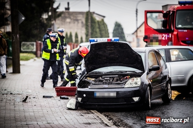 Zdjęcie w galerii na portalu naszraciborz.pl: Dwa groźne zdarzenia drogowe obok siebie na ulicy Kozielskiej w Raciborzu wiadomości z regionu