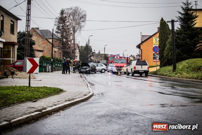 Zdjęcie w galerii na portalu naszraciborz.pl: Dwa groźne zdarzenia drogowe obok siebie na ulicy Kozielskiej w Raciborzu wiadomości z regionu