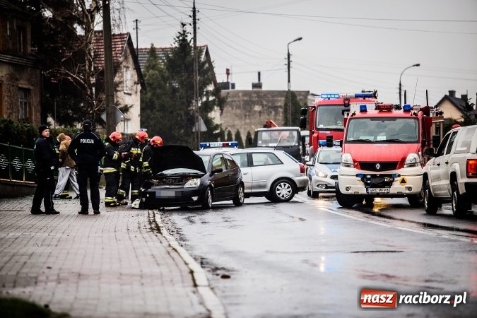 Zdjęcie w galerii na portalu naszraciborz.pl: Dwa groźne zdarzenia drogowe obok siebie na ulicy Kozielskiej w Raciborzu wiadomości z regionu