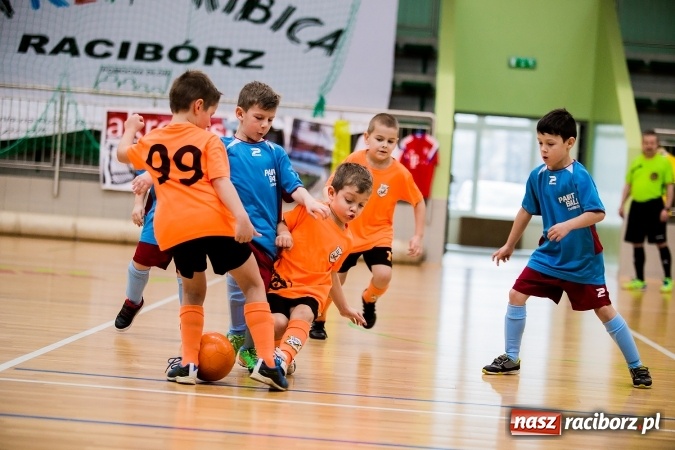 Zdjęcie w galerii na portalu naszraciborz.pl: Piłkarskie Mikołajki w Arenie Rafako. Młodzi unici najlepsi wiadomości z regionu