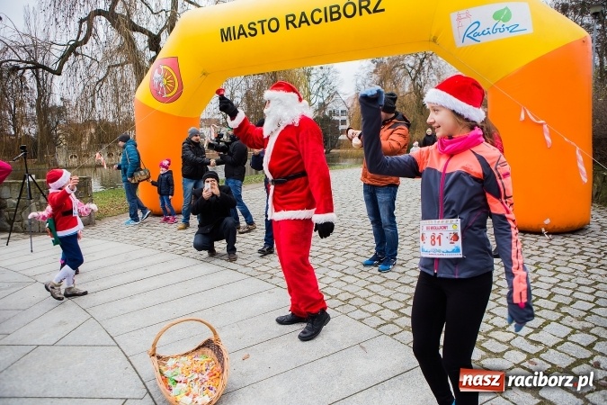 Zdjęcie w galerii na portalu naszraciborz.pl: Bieg Mikołajkowy w parku Roth wiadomości z regionu