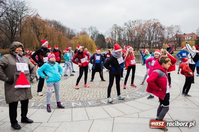 Zdjęcie w galerii na portalu naszraciborz.pl: Bieg Mikołajkowy w parku Roth wiadomości z regionu