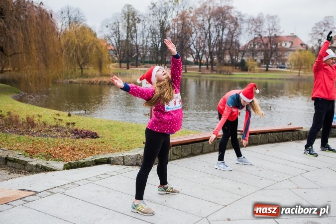 Zdjęcie w galerii na portalu naszraciborz.pl: Bieg Mikołajkowy w parku Roth wiadomości z regionu