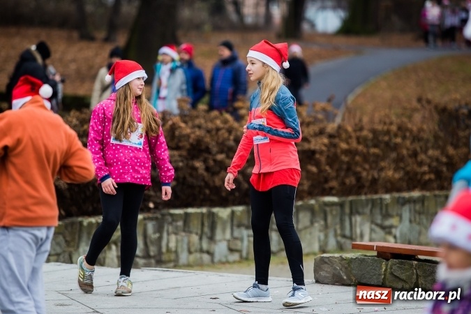Zdjęcie w galerii na portalu naszraciborz.pl: Bieg Mikołajkowy w parku Roth wiadomości z regionu