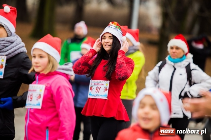 Zdjęcie w galerii na portalu naszraciborz.pl: Bieg Mikołajkowy w parku Roth wiadomości z regionu