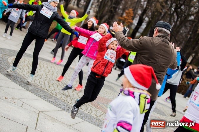 Zdjęcie w galerii na portalu naszraciborz.pl: Bieg Mikołajkowy w parku Roth wiadomości z regionu