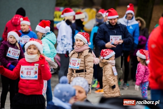 Zdjęcie w galerii na portalu naszraciborz.pl: Bieg Mikołajkowy w parku Roth wiadomości z regionu