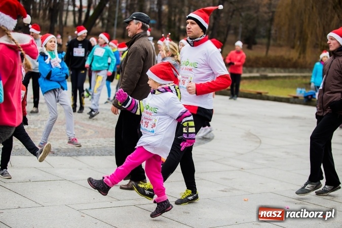 Zdjęcie w galerii na portalu naszraciborz.pl: Bieg Mikołajkowy w parku Roth wiadomości z regionu