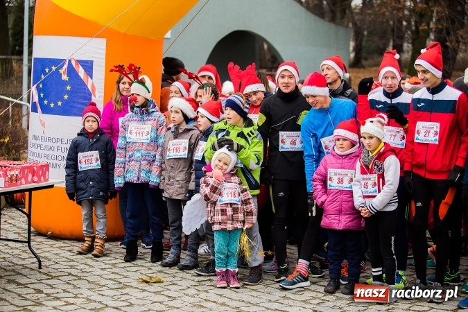 Zdjęcie w galerii na portalu naszraciborz.pl: Bieg Mikołajkowy w parku Roth wiadomości z regionu
