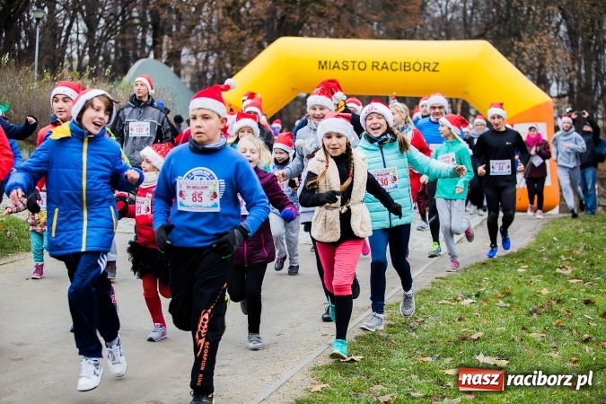 Zdjęcie w galerii na portalu naszraciborz.pl: Bieg Mikołajkowy w parku Roth wiadomości z regionu