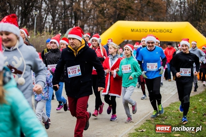 Zdjęcie w galerii na portalu naszraciborz.pl: Bieg Mikołajkowy w parku Roth wiadomości z regionu