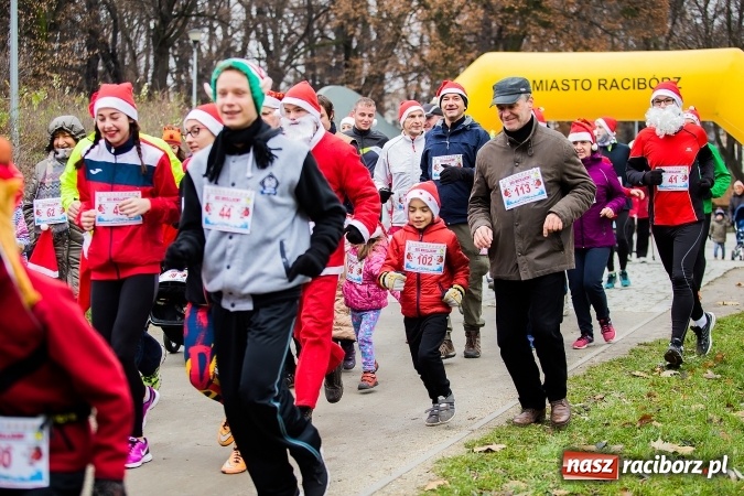 Zdjęcie w galerii na portalu naszraciborz.pl: Bieg Mikołajkowy w parku Roth wiadomości z regionu