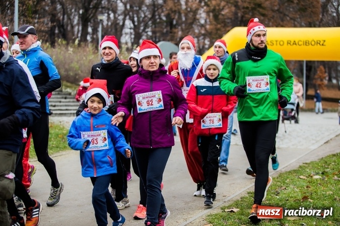 Zdjęcie w galerii na portalu naszraciborz.pl: Bieg Mikołajkowy w parku Roth wiadomości z regionu
