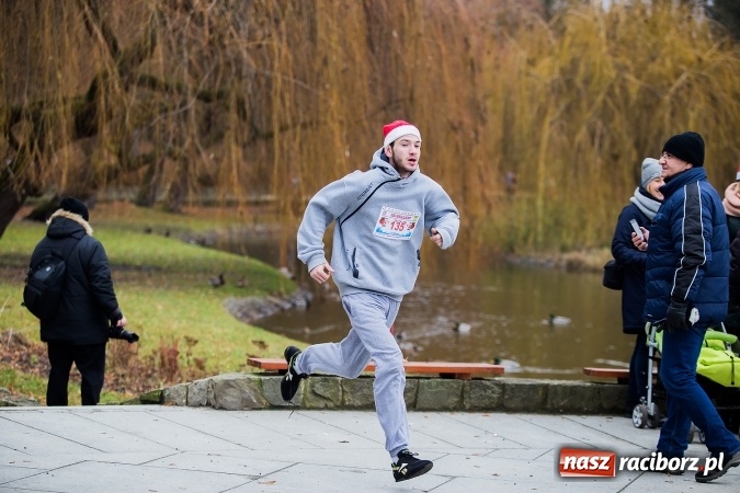 Zdjęcie w galerii na portalu naszraciborz.pl: Bieg Mikołajkowy w parku Roth wiadomości z regionu