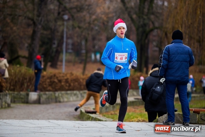 Zdjęcie w galerii na portalu naszraciborz.pl: Bieg Mikołajkowy w parku Roth wiadomości z regionu