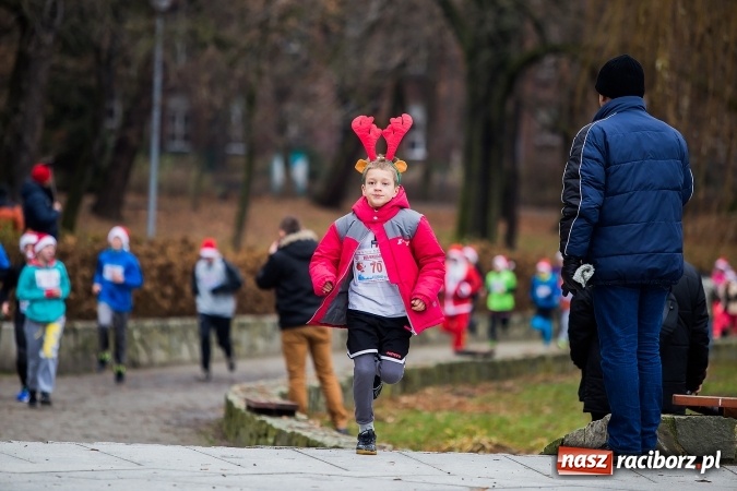 Zdjęcie w galerii na portalu naszraciborz.pl: Bieg Mikołajkowy w parku Roth wiadomości z regionu
