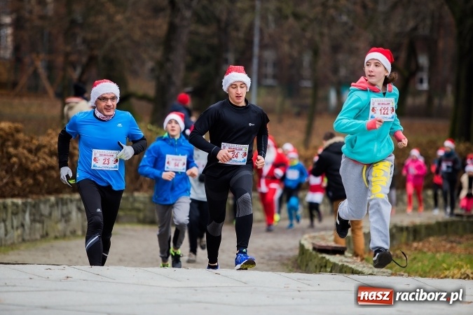 Zdjęcie w galerii na portalu naszraciborz.pl: Bieg Mikołajkowy w parku Roth wiadomości z regionu