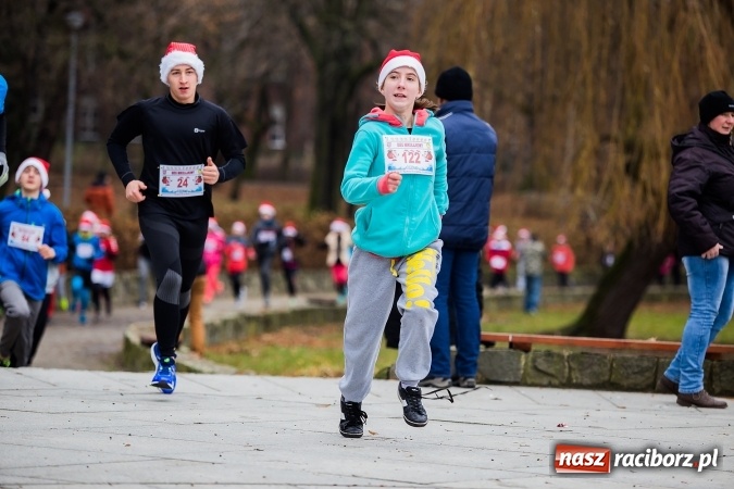Zdjęcie w galerii na portalu naszraciborz.pl: Bieg Mikołajkowy w parku Roth wiadomości z regionu