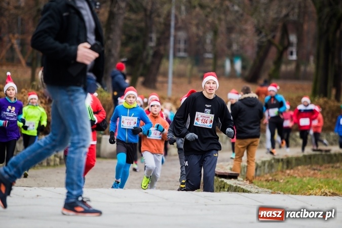 Zdjęcie w galerii na portalu naszraciborz.pl: Bieg Mikołajkowy w parku Roth wiadomości z regionu