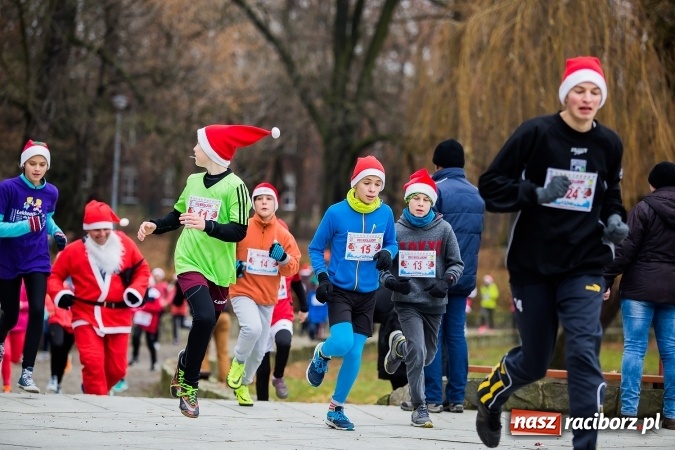 Zdjęcie w galerii na portalu naszraciborz.pl: Bieg Mikołajkowy w parku Roth wiadomości z regionu
