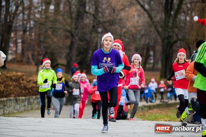Zdjęcie w galerii na portalu naszraciborz.pl: Bieg Mikołajkowy w parku Roth wiadomości z regionu
