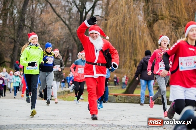 Zdjęcie w galerii na portalu naszraciborz.pl: Bieg Mikołajkowy w parku Roth wiadomości z regionu