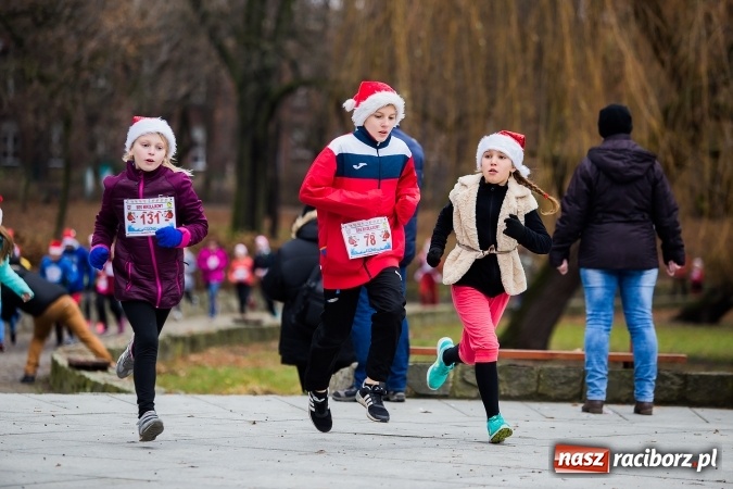 Zdjęcie w galerii na portalu naszraciborz.pl: Bieg Mikołajkowy w parku Roth wiadomości z regionu