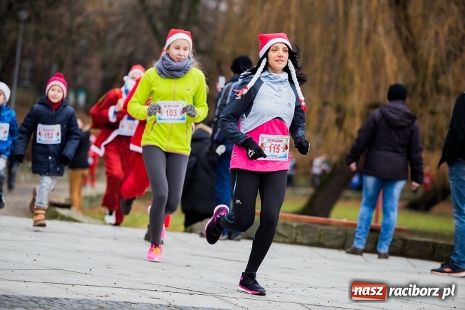 Zdjęcie w galerii na portalu naszraciborz.pl: Bieg Mikołajkowy w parku Roth wiadomości z regionu