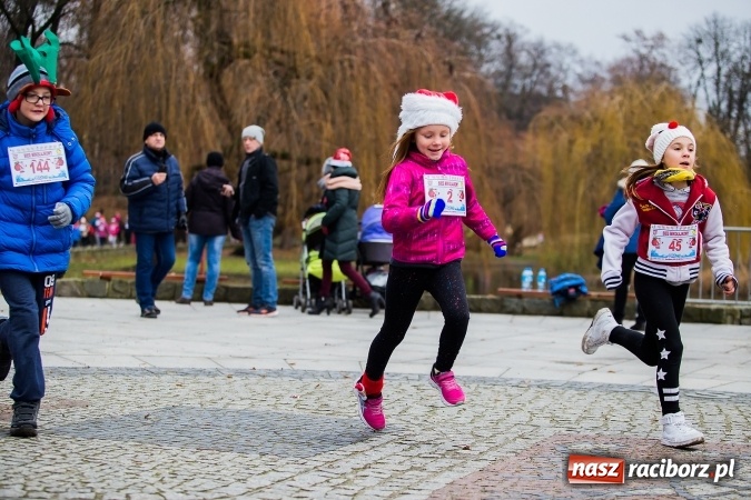 Zdjęcie w galerii na portalu naszraciborz.pl: Bieg Mikołajkowy w parku Roth wiadomości z regionu