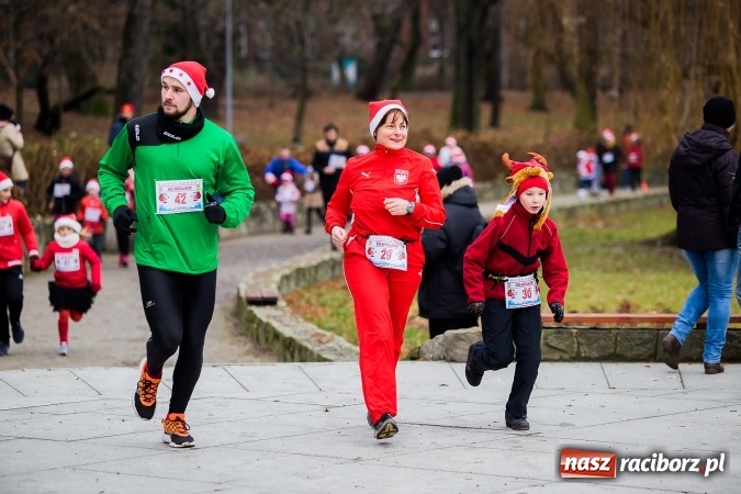 Zdjęcie w galerii na portalu naszraciborz.pl: Bieg Mikołajkowy w parku Roth wiadomości z regionu