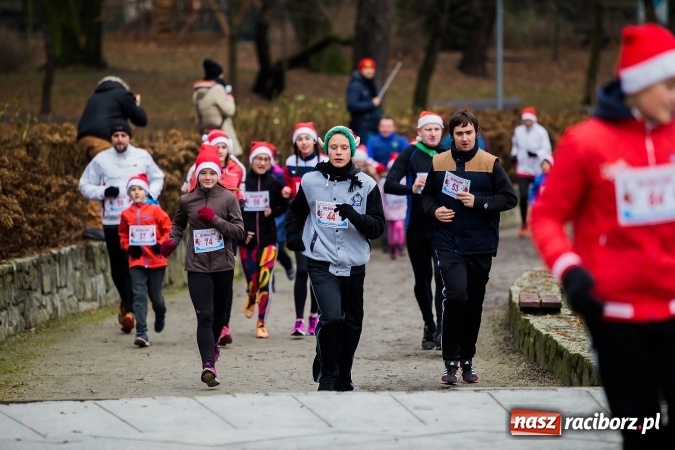 Zdjęcie w galerii na portalu naszraciborz.pl: Bieg Mikołajkowy w parku Roth wiadomości z regionu